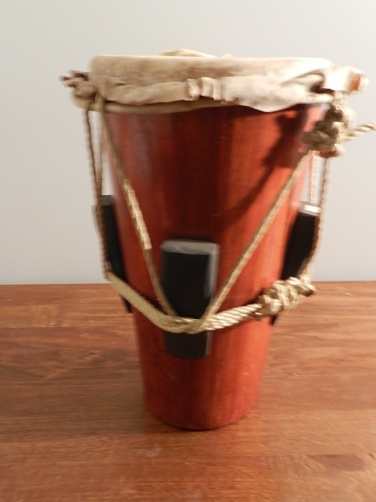 Mini Chitarra Classica 14 cm Strumento Musicale in Legno di Tiglio Artigianale per Bambini Colori Rosso Nero Bianco Caffè